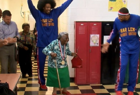 107-year-old woman dances with Harlem Globetrotters - NO COMMENT 